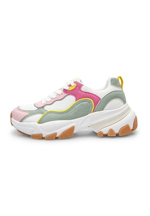 Sneaker chunky con rete bianca, sovrapposizioni rosa e grigie, dettagli gialli, lacci bianchi e una suola spessa bianca con grip in gomma color cuoio.