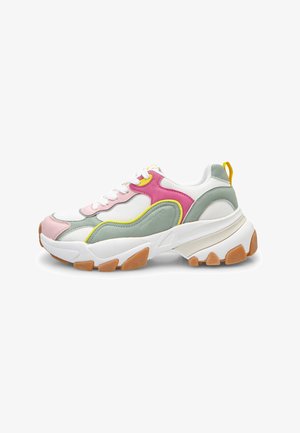 Chunky sneaker met witte mesh, roze en grijze overlays, gele accenten, witte veters en een dikke witte zool met bruine rubberen grippen.