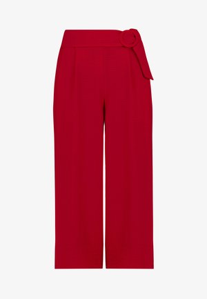 Pantalon large taille haute rouge avec ceinture en tissu et boucle ronde sur le côté droit.