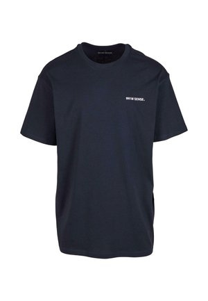 Mørkeblå bomulds-T-shirt med løs pasform, korte ærmer, rund halsudskæring og minimalistisk hvid tekstlogo på forsiden.