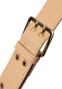 Brauner Lederriemen mit strukturiertem Finish, goldfarbener Metallschnalle und dekorativen Ösen. Verfügt über eine glatte Kante und sichtbare Nähte.