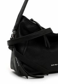 Mustapohjainen olkalaukku, jossa on teksturoitu pinta ja pitkä, litteä hihna. Varustettu tupsuominaisuuksilla ja hopeisella logoleimalla.