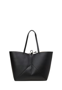 Zwarte leren tote bag met een gestructureerd ontwerp, voorzien van een driehoekige naad aan de basis en lange, platte hengsels. Glad oppervlak, minimale accenten.