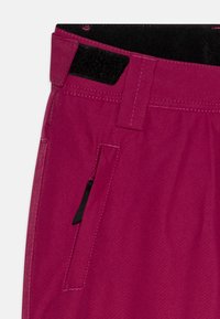 Magenta hlače z ravnim pasom in velkrojem, izrazitim šivom in stransko žepom z detajlom črnega zadrge.