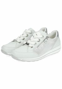 Sneaker bianche in pelle con dettagli argentati, pannelli laterali testurizzati e lacci bianchi. Presentano una cerniera laterale e una suola imbottita.