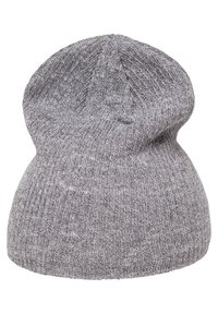 Grijze gebreide beanie met een zachte textuur, slouchy ontwerp en een ronde bovenkant. Heeft een geribbeld patroon en een licht ongelijke zoom.