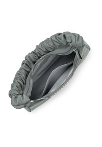 Clutch bag in satin grigio con parte superiore arricciata e zip argentata. L'interno presenta due scomparti, texture liscia e design minimalista.
