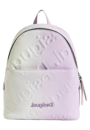 Jasnofioletowy plecak z wytłaczanym powtarzającym się wzorem logo "Desigual" oraz przednią kieszenią na zamek, wyposażony w górny uchwyt i suwaki zamka.