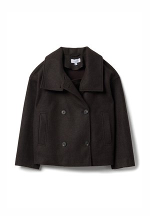 Donkerbruine wol jas met dubbele knopenrij, grote revers, twee voorkantzakken en zwarte knopen. Korte, vierkante snit met een textuurrijke afwerking.
