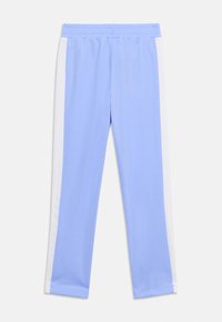 Világoskék sportnadrág fehér oldalsávokkal és rugalmas derékpánttal, fehér háttéren, laposan elrendezve.