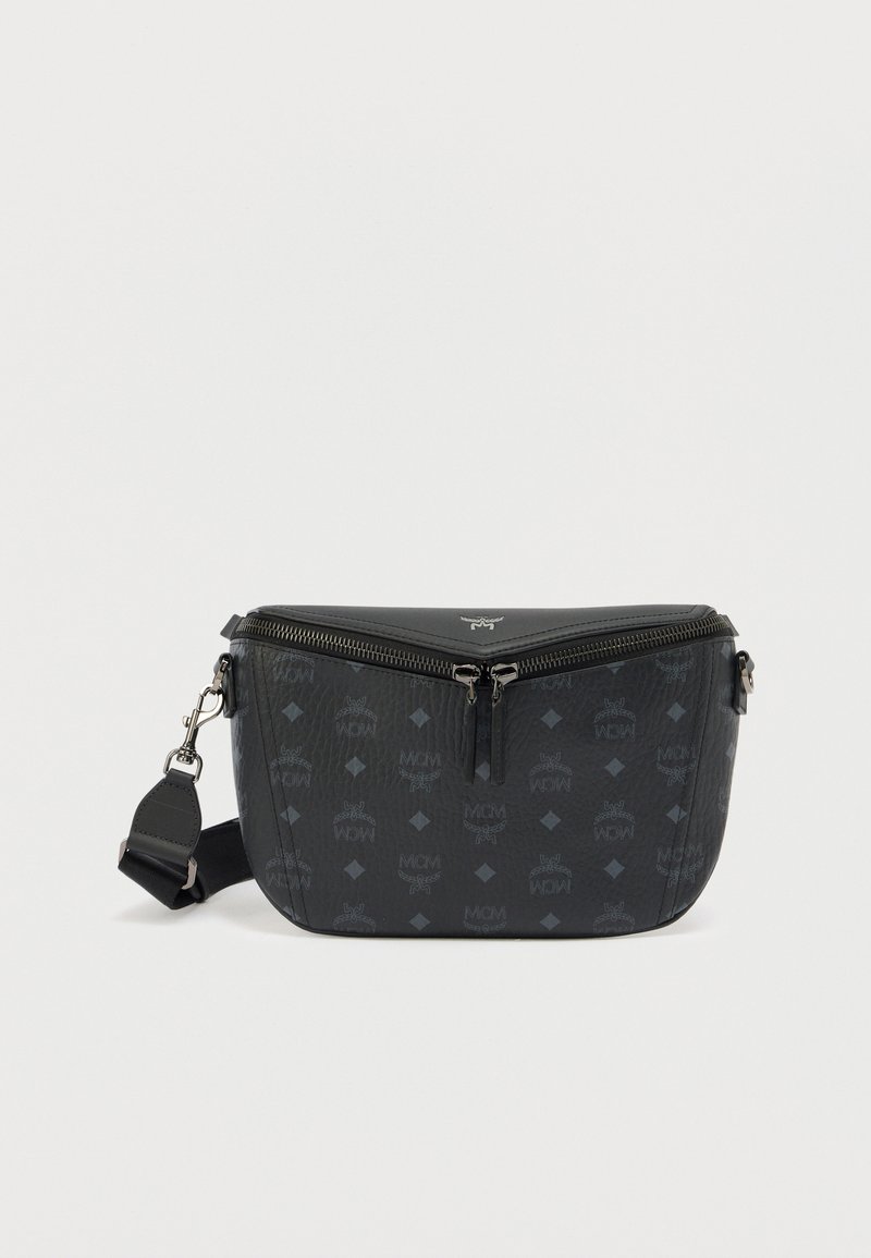 Zwarte leren crossbodytas met een all-over logopatroon, ritssluiting, verstelbare band en een gladde textuur.