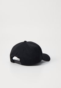 Casquette de baseball noire avec une visière incurvée, une sangle réglable à l'arrière et un tissu texturé. Pas de logos ou de motifs visibles.