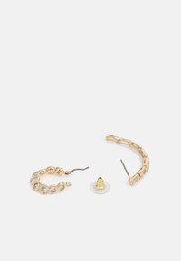 Boucles d'oreilles en or en forme de créoles, featuring un design à perles avec des pierres transparentes et un style de lien hexagonal. Comprend une tige et un dos transparent.