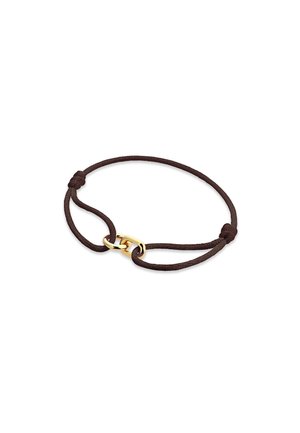 Bracciale in corda marrone con un accento in metallo dorato a forma di anelli intrecciati, dotato di un semplice design a nodo per la chiusura.