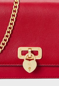 Lauren Ralph Lauren LEATHER LARGE TANNER CHAIN WALLET - Borsa a tracolla - festive red/heart pdlck