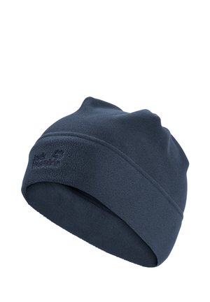 Donkerblauwe fleece beanie met zichtbare stiksels en een klein geborduurd logo op de omgevouwen rand.