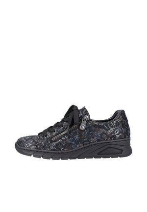 Sneaker noir avec un motif de dentelle florale, doté d'un détail zippé, d'un bout rond, d'une semelle en caoutchouc plate et de lacets en tissu pour un ajustement.