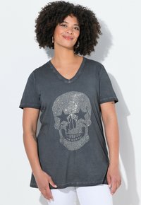 Grå t-shirt med V-udskæring og et motiv af en kranie lavet af rhinsten. Blød tekstur med korte ærmer og en afslappet pasform. Pyntet med stjernemotiver.
