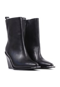 Czarne skórzane botki za kostkę z ostrym noskiem, na klinowym obcasie, z zapięciem na zamek. Posiadają gładką teksturę i minimalistyczny design.