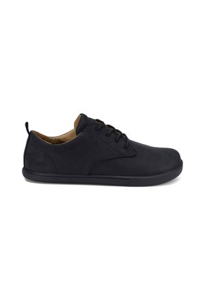 Chaussures noires à lacets en cuir mat, avec un bout arrondi, une semelle plate en caoutchouc et un design minimaliste avec un intérieur beige clair.