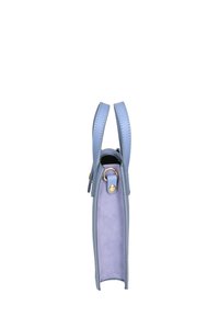 Borsa a mano in pelle azzurro chiaro con due manici superiori, una superficie liscia e una chiusura con zip. Presenta finiture in hardware dorato e una morbida fodera in camoscio.