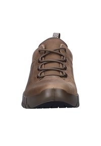 Scarpe da trekking in pelle marrone con suola nera spessa, punta tonda e lacci incrociati, viste frontalmente.