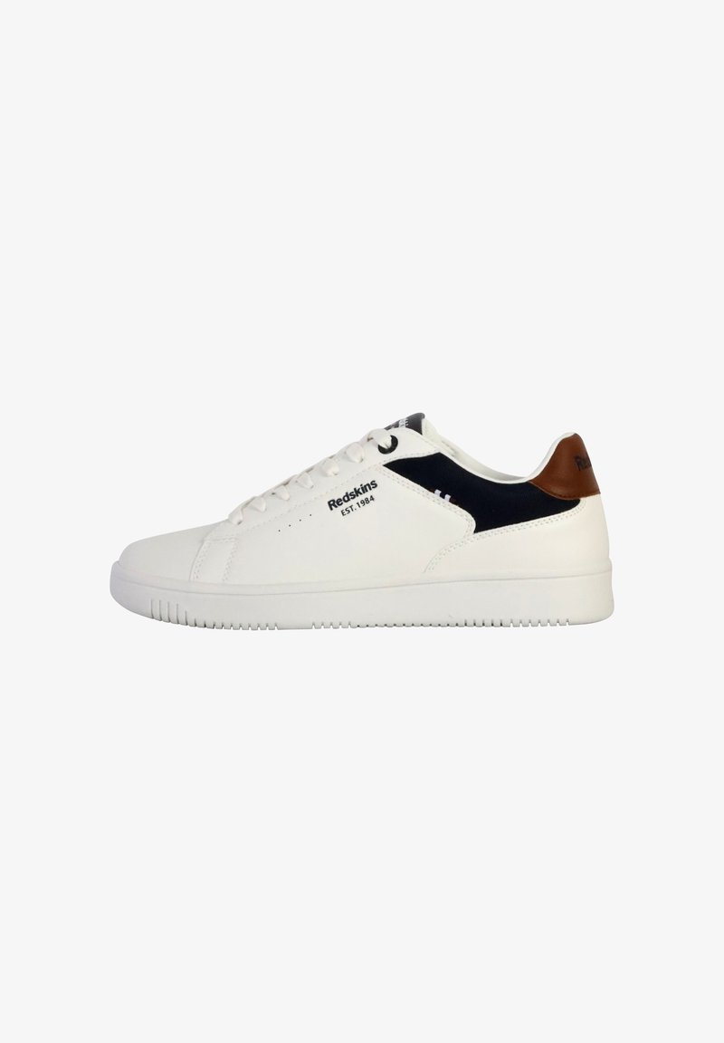 Zapatilla blanca con parte superior de cuero liso, acentos en azul marino en los costados y una pestaña en marrón en el talón; cuenta con cordones redondos y suela con patrón.