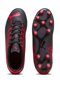 Scarpe da calcio nere e rosse con un design elegante, tomaia testurizzata, lacci prominenti e suola chiodata con accenti rossi.