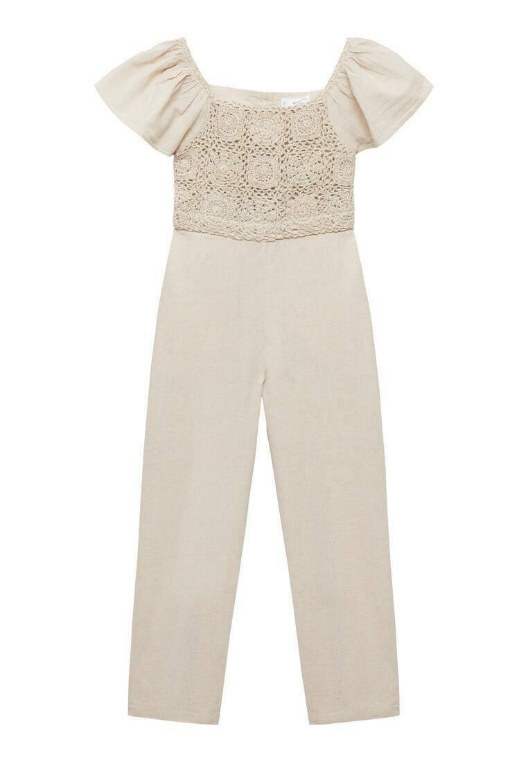 Béžový overal s čtvercovým výstřihem, krátkými nafouknutými rukávy a texturovaným uháčkovaným živůtkem. Rovným střihem nohavic. Měkká látka.
