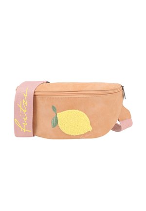 Marsupio in suede marrone chiaro con toppa gialla a forma di limone texturizzato, foglie verdi e tracolla rosa con le scritte "ritai" e "fruits" in caratteri gialli.
