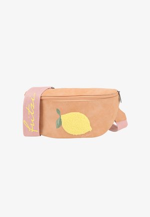 Bolso de cintura de ante marrón claro con parche texturizado de limón amarillo, hojas verdes y correa rosa con las inscripciones "ritai" y "fruits" en escritura amarilla.