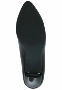 Černá lodička na vysokém podpatku s úzkou špičkou, hladkým koženým svrškem a texturovanou gumovou podrážkou. Má lesklý akcent na podpatku.