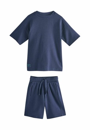 Marineblaues T-Shirt aus Baumwollmischung mit Rippenstruktur und Rundhalsausschnitt, kombiniert mit passenden, gerippten Shorts mit elastischem Bund und Taschen.