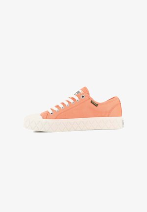 Orange Baumwoll-Canvas-Sneaker mit weißer Gummisohle, runden Schnürsenkeln, Metallösen und einem schwarzen Logoetikett an der Seite.