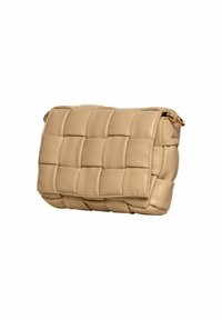 Borsa a mano in finta pelle beige con design intrecciato, forma rettangolare e un accento in metallo dorato sul lato.