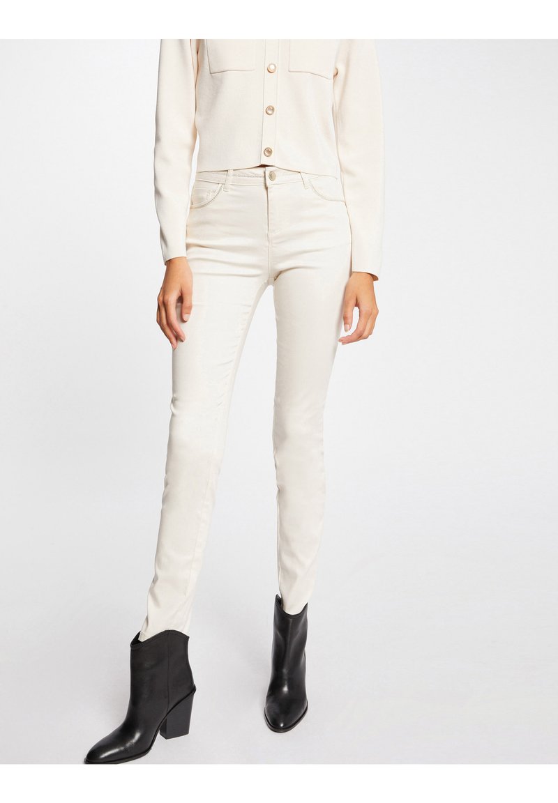 Morgan SLIM WITH WET EFFECT - Tygbyxor - white denim