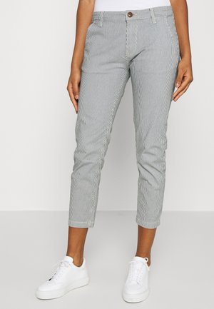 Gestreifte kurze Hosen in Grau und Weiß aus leichtem Stoff. Sie verfügen über einen Knopfverschluss, Vordertaschen und eine schlanke Passform.