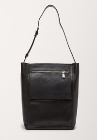 Sac bandoulière en cuir noir avec sangle réglable, poche avant zippée et design minimaliste sur un fond clair uni.