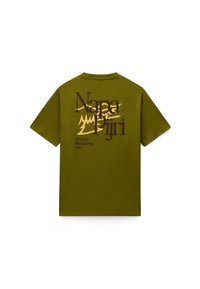 Κοντομάνικο T-shirt σε ελιά πράσινο με την επιγραφή "Napa Pijri Global Mapping 1987" και αφηρημένο γραφικό βουνού στην πλάτη.