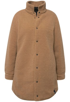 Chaqueta de forro polar marrón con cuello alto, cierre de botones a presión y un corte holgado. Presenta una textura sutil y una etiqueta de logo en el lateral.