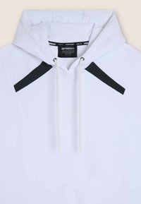 Felpa bianca con cappuccio, dotata di pannelli diagonali neri sulle spalle, cordini bianchi e un piccolo logo "Freddy" al centro del petto.