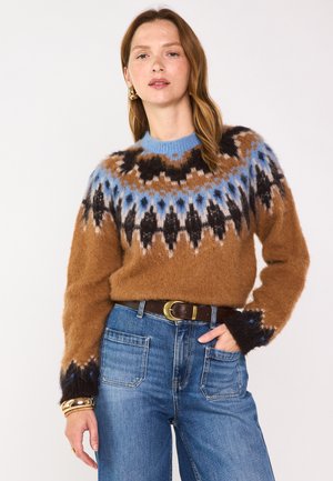 Maglione in misto lana marrone con motivo fair isle blu, nero e crema. Presenta un colletto rotondo, maniche lunghe e una texture morbida e soffice.