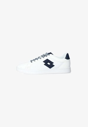Sneaker bianco con tomaia in tela testurizzata, dettagli blu navy e un logo sul lato. Presenta lacci piatti e una suola in gomma.