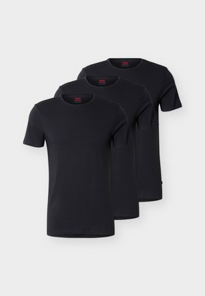 Tre enkle, svarte t-skjorter med korte ermer og rund hals stablet på hverandre mot en hvit bakgrunn, som viser for- og sidevyer.