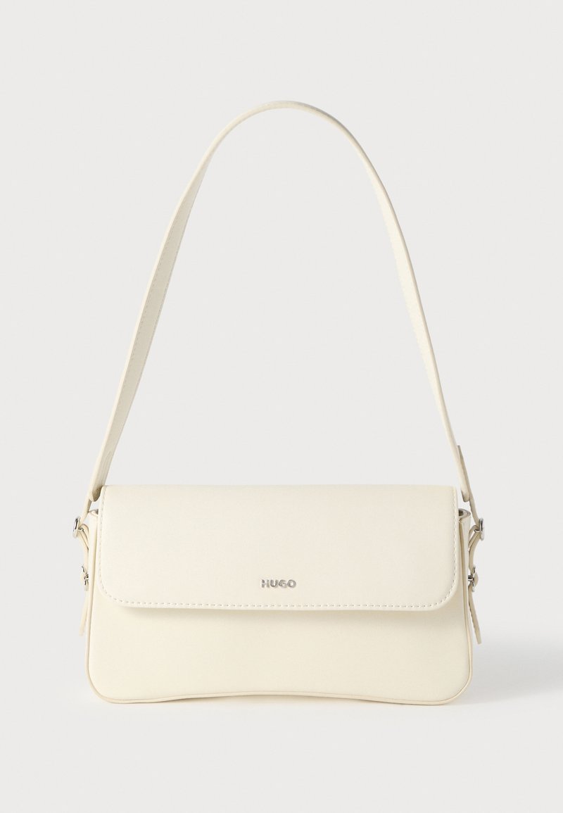 Sac à bandoulière en cuir couleur crème avec fermeture à rabat, quincaillerie argentée, une bandoulière réglable et un logo discret.