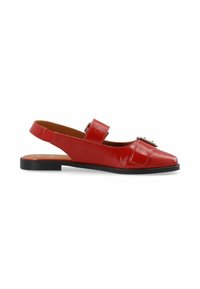 Červené lakované slingback baleríny so štvorcovou špičkou, nastaviteľným prackovým popruhom a nízkou čiernou podrážkou. Interiér má hnedú povrchovú úpravu.