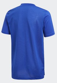 Kurzarm-T-Shirt in lebhaftem Blau, aus strukturiertem Stoff gefertigt, mit einfachem Rundhalsausschnitt und geradem Saum mit seitlichen Schlitzen.