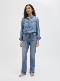 Gai zila džinsa krekls ar divām krūšu kabatām, saskaņots ar gaiši ziliem taisna griezuma džinsiem. Abiem apģērba gabaliem ir klasiskās vīšanas detaļas.