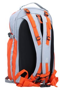 Rucksack aus grauem Stoff mit orangefarbenen Akzenten, gepolsterten Trägern, einer Seitentasche und verstellbaren Schnallen. Glatte Textur und ergonomisches Design.