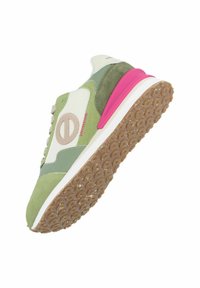 Sneaker verte et crème avec un talon rose, panneaux en maille, accents en daim et un logo beige. Dispose d'une semelle en caoutchouc texturée.